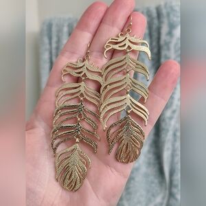 Kendra Scott Vintage Farrah Peacock Feather Earrings in Gold